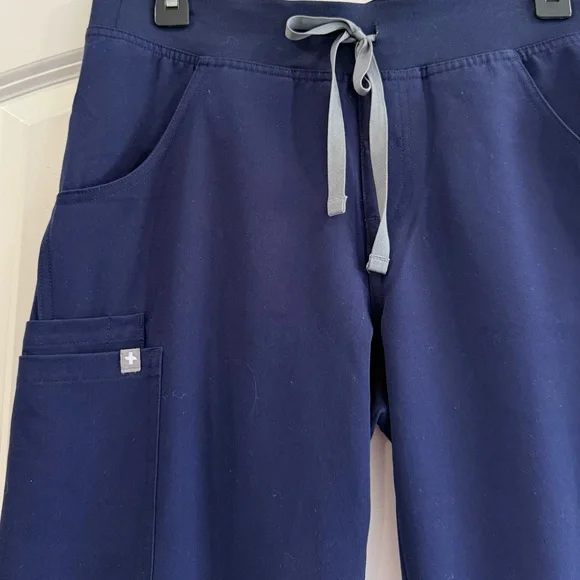 FIGS Kade Cargo Scrub Pants in Navy Blue (S-Tall) - Picture 2 of 6